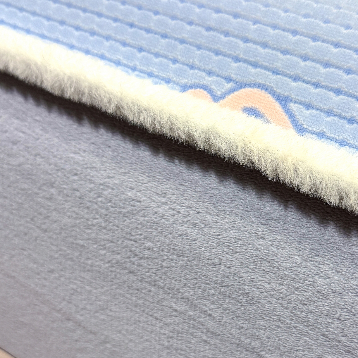 91家纺网 家纺一手货源 找家纺 鹿辉家居（原吉欧力） 2025新款牛奶绒雕花兔毛绒包边床笠 云中小兔