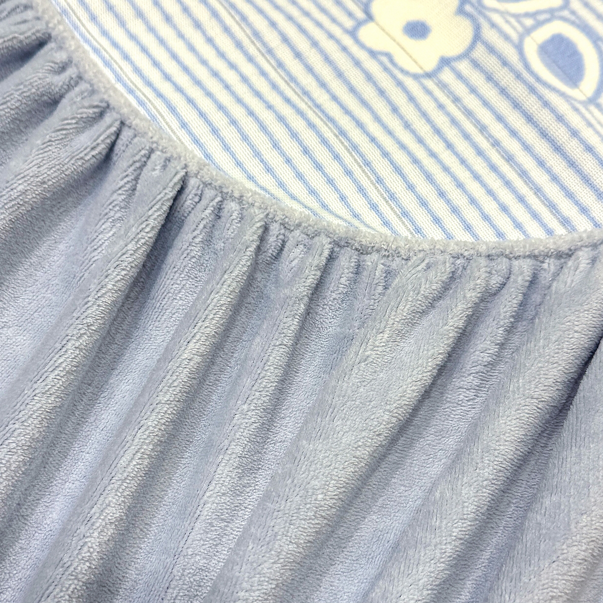 91家纺网 家纺一手货源 找家纺 鹿辉家居（原吉欧力） 2025新款牛奶绒雕花兔毛绒包边床笠 云中小兔