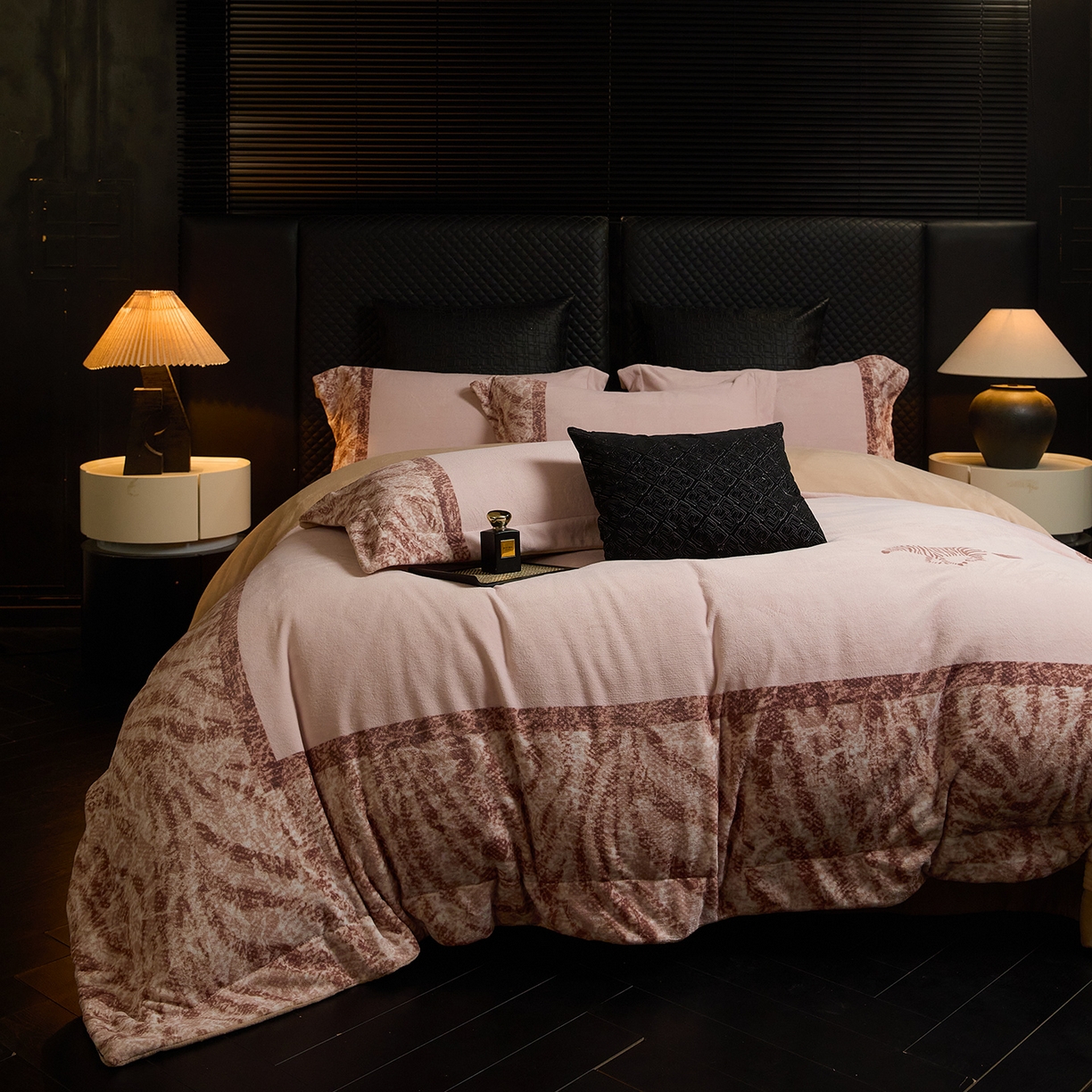 91家纺网 家纺一手货源 找家纺 新方向 2025新款240克全消光A类数码印花牛奶绒四件套床盖款-卡仑 卡仑-香槟