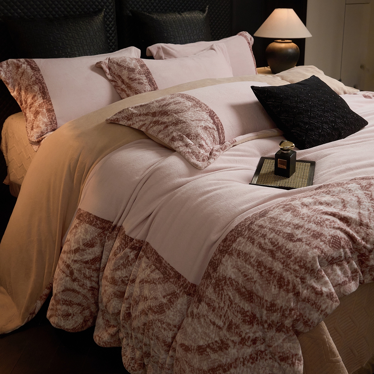 91家纺网 家纺一手货源 找家纺 新方向 2025新款240克全消光A类数码印花牛奶绒四件套床盖款-卡仑 卡仑-香槟