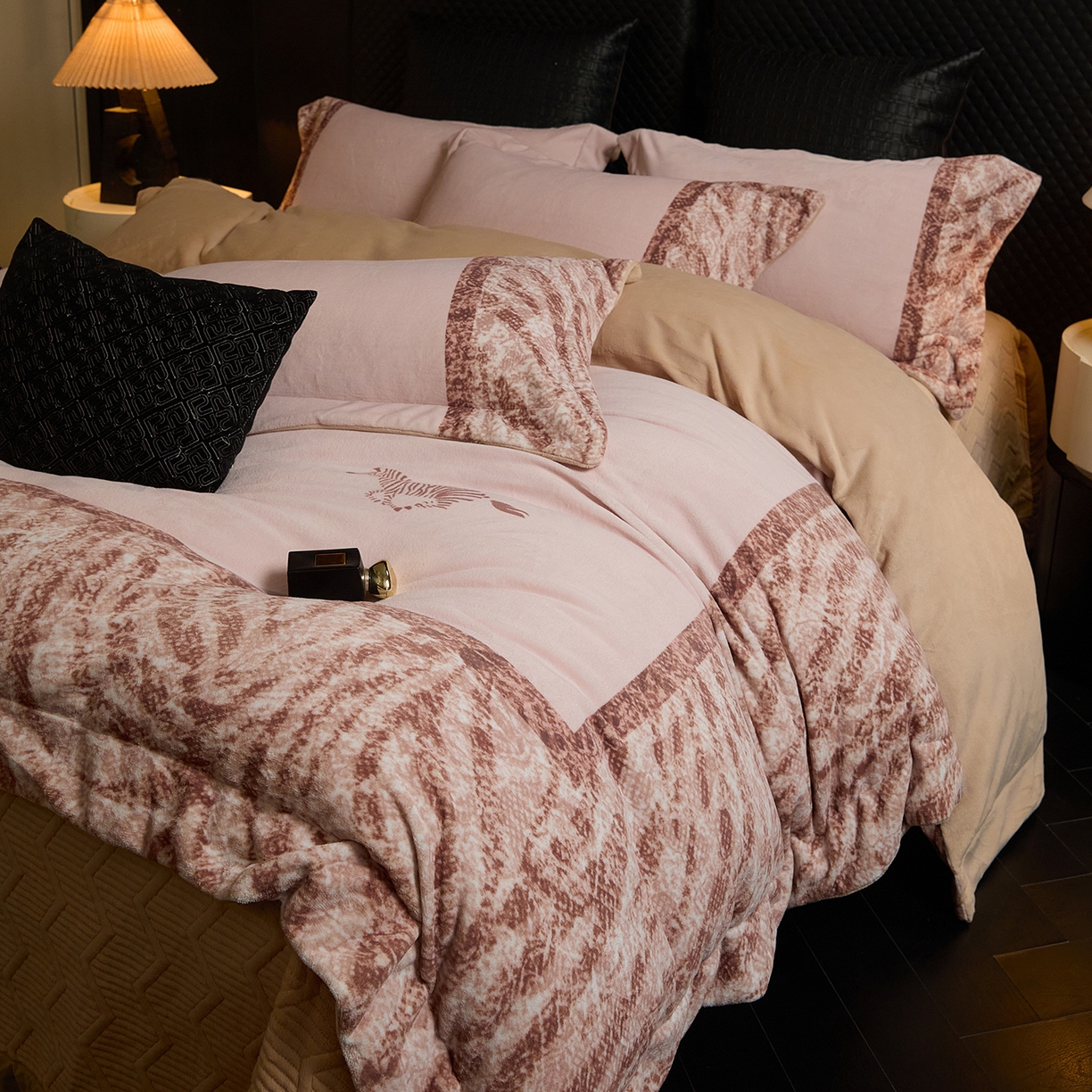 91家纺网 家纺一手货源 找家纺 新方向 2025新款240克全消光A类数码印花牛奶绒四件套床盖款-卡仑 卡仑-香槟