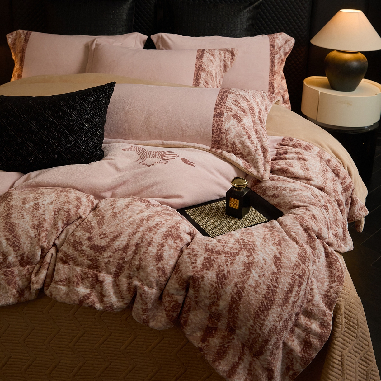 91家纺网 家纺一手货源 找家纺 新方向 2025新款240克全消光A类数码印花牛奶绒四件套床盖款-卡仑 卡仑-香槟