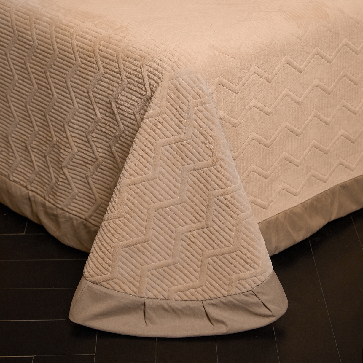 91家纺网 家纺一手货源 找家纺 新方向 2025新款240克全消光A类数码印花牛奶绒四件套床盖款-卡仑 卡仑-香槟