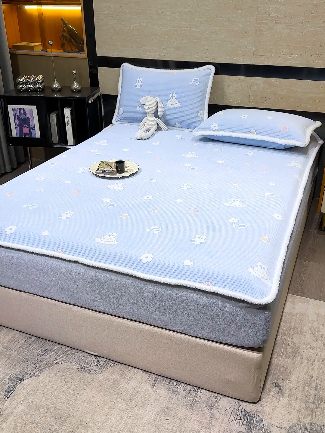 91家纺网 家纺一手货源 找家纺 鹿辉家居（原吉欧力） 2025新款牛奶绒雕花兔毛绒包边床笠 云中小兔