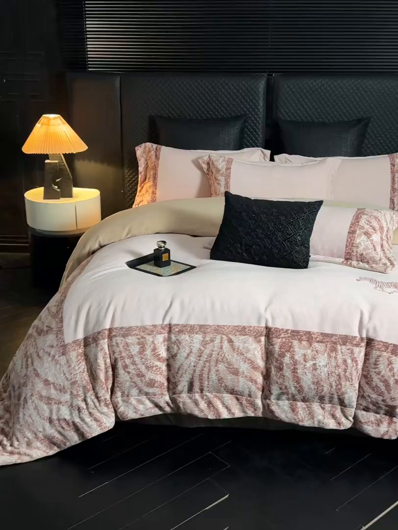 91家纺网 家纺一手货源 找家纺 新方向 2025新款240克全消光A类数码印花牛奶绒四件套床盖款-卡仑 卡仑-香槟