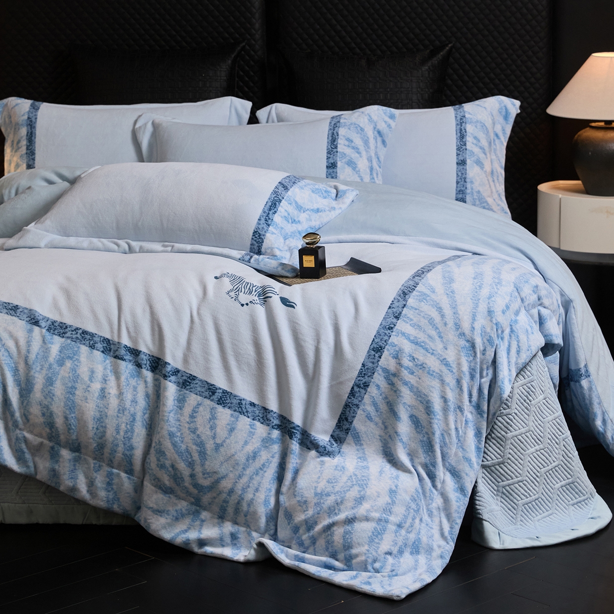 新方向 2025新款240克全消光A类数码印花牛奶绒四件套床盖款-卡仑 卡仑-星月蓝