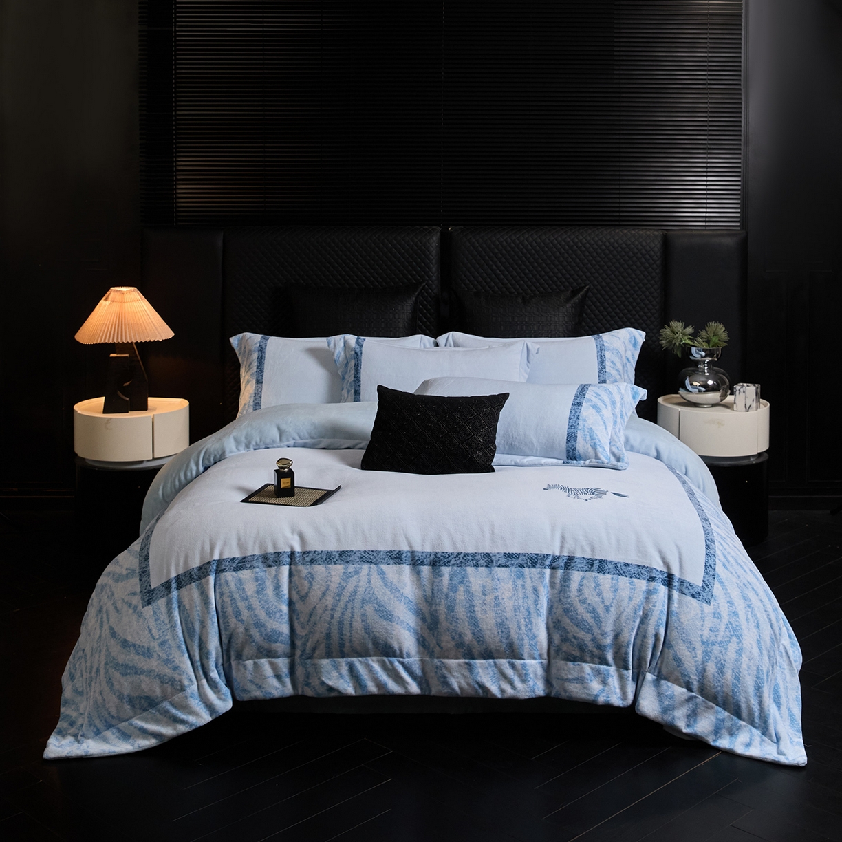 91家纺网 家纺一手货源 找家纺 新方向 2025新款240克全消光A类数码印花牛奶绒四件套床盖款-卡仑 卡仑-星月蓝