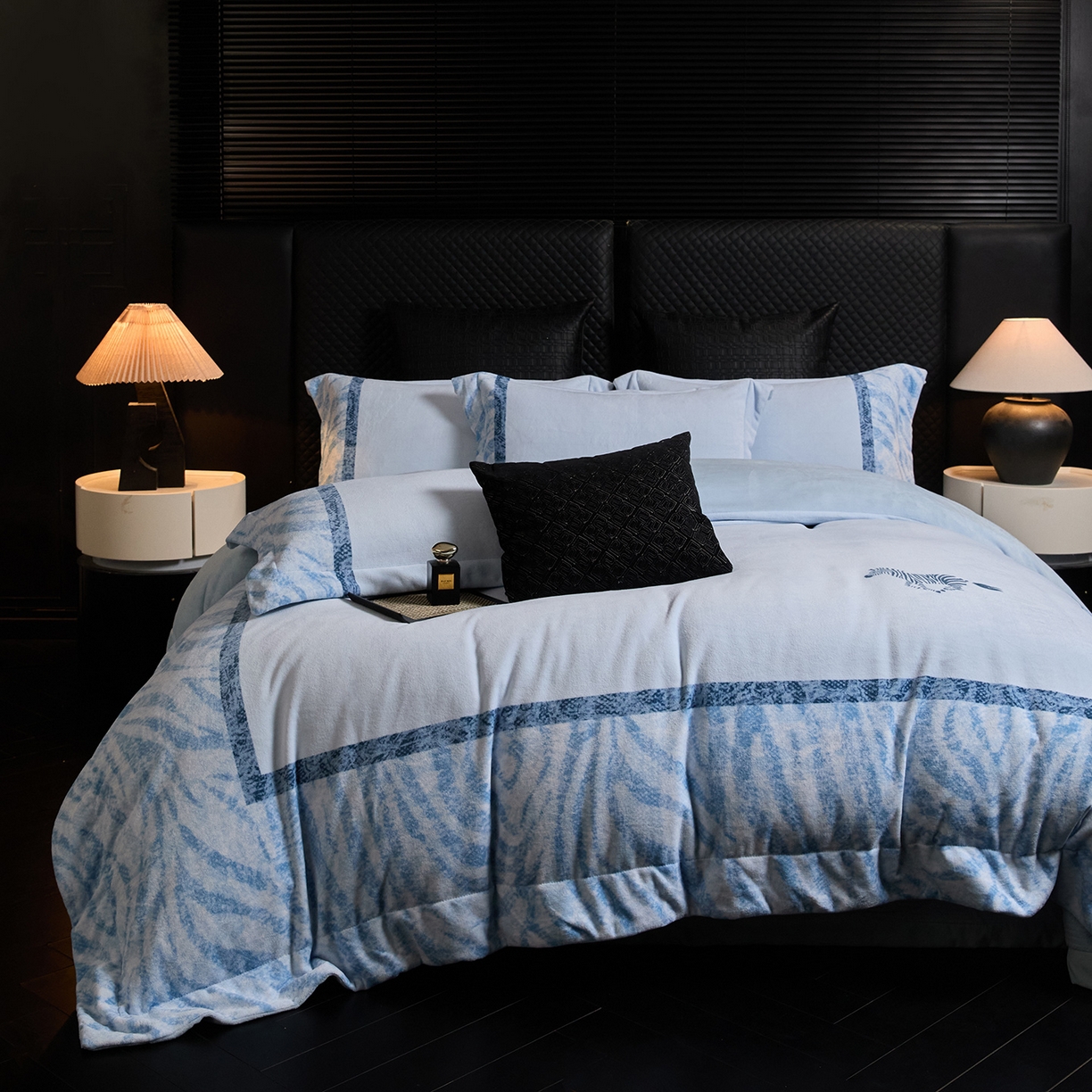 91家纺网 家纺一手货源 找家纺 新方向 2025新款240克全消光A类数码印花牛奶绒四件套床盖款-卡仑 卡仑-星月蓝