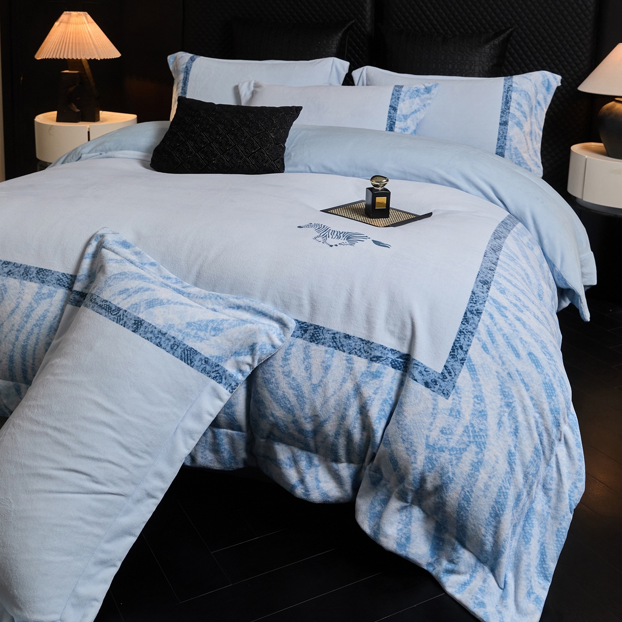 91家纺网 家纺一手货源 找家纺 新方向 2025新款240克全消光A类数码印花牛奶绒四件套床盖款-卡仑 卡仑-星月蓝