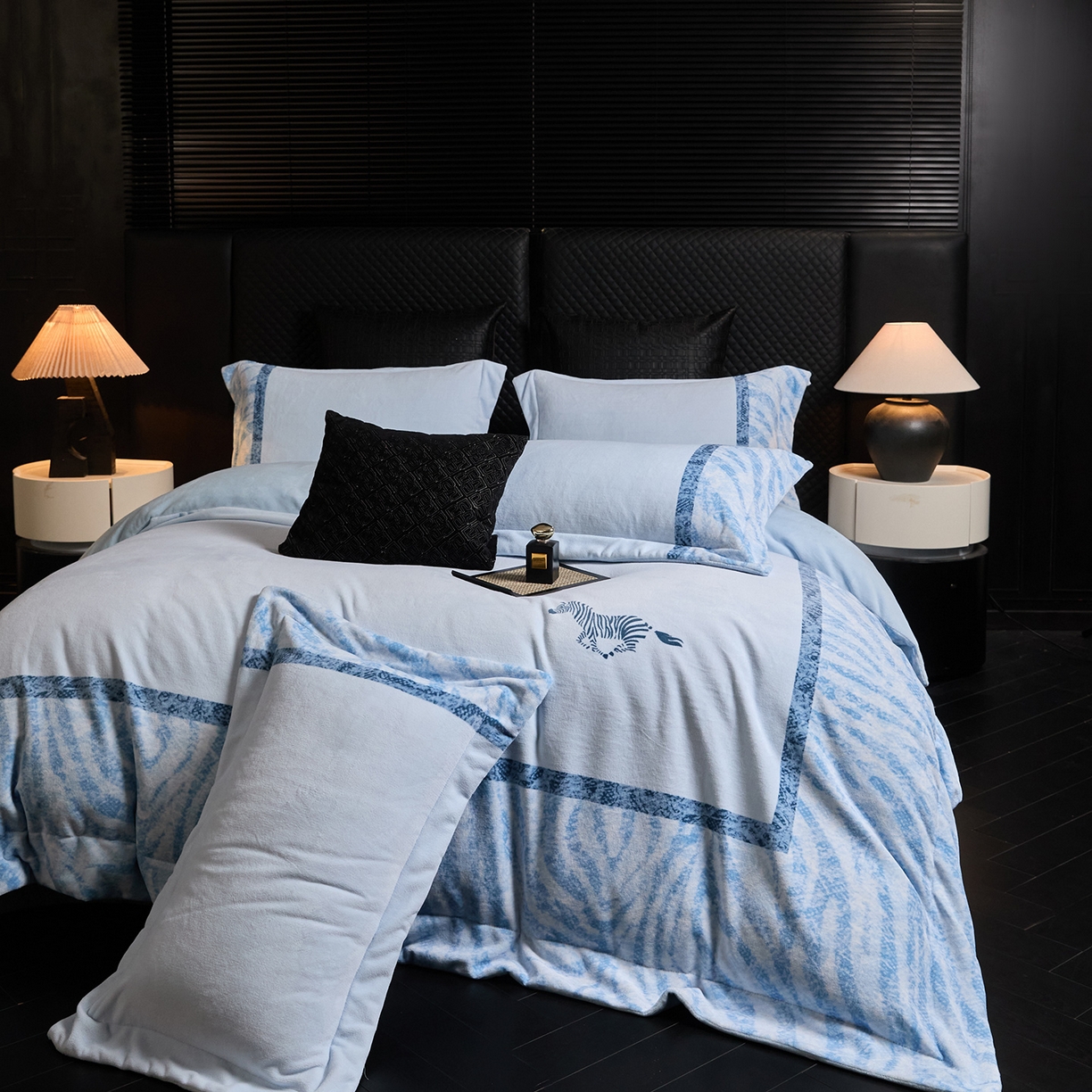 91家纺网 家纺一手货源 找家纺 新方向 2025新款240克全消光A类数码印花牛奶绒四件套床盖款-卡仑 卡仑-星月蓝