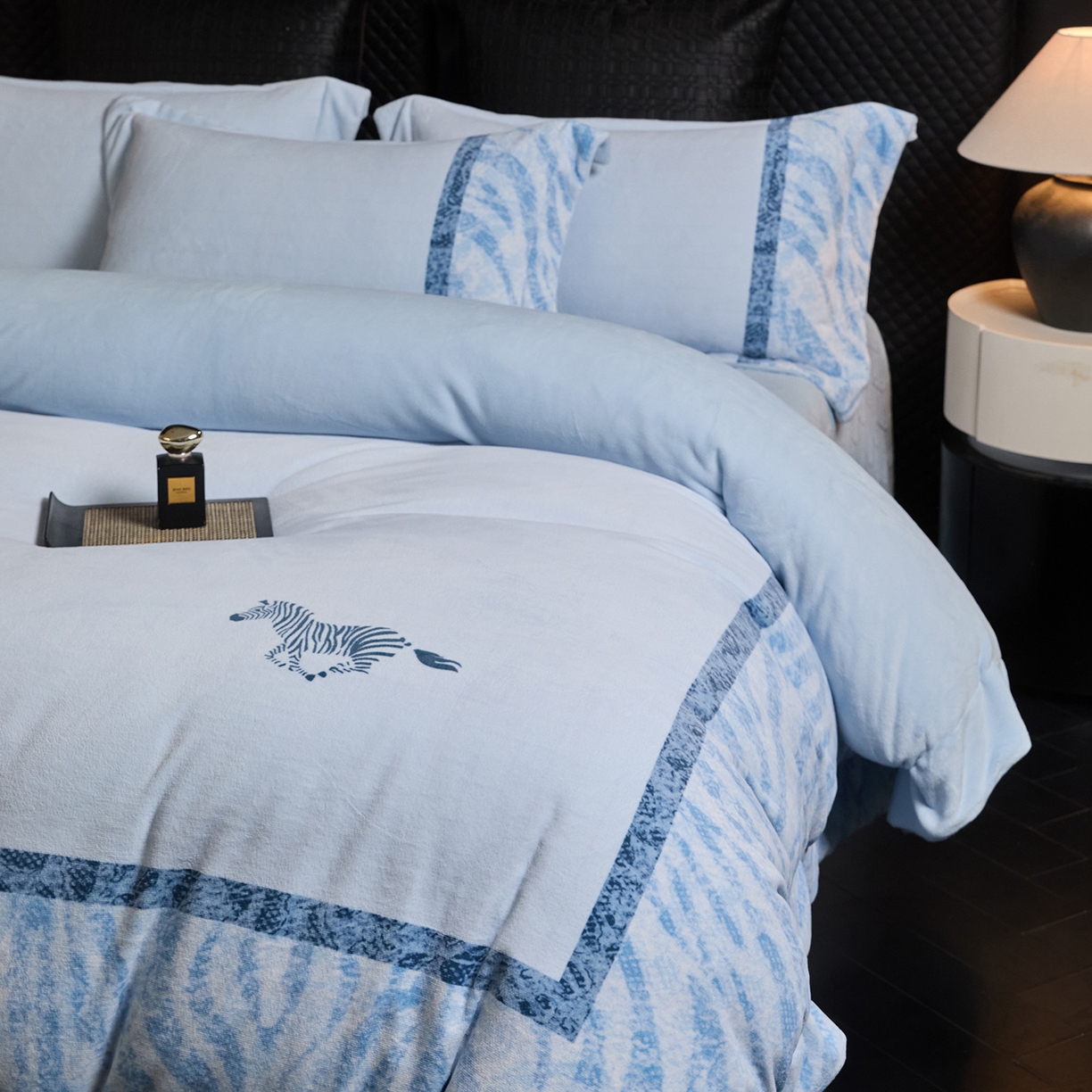 91家纺网 家纺一手货源 找家纺 新方向 2025新款240克全消光A类数码印花牛奶绒四件套床盖款-卡仑 卡仑-星月蓝