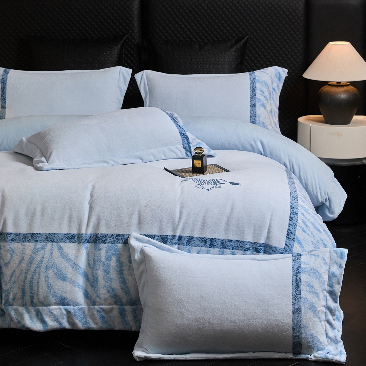 91家纺网 家纺一手货源 找家纺 新方向 2025新款240克全消光A类数码印花牛奶绒四件套床盖款-卡仑 卡仑-星月蓝