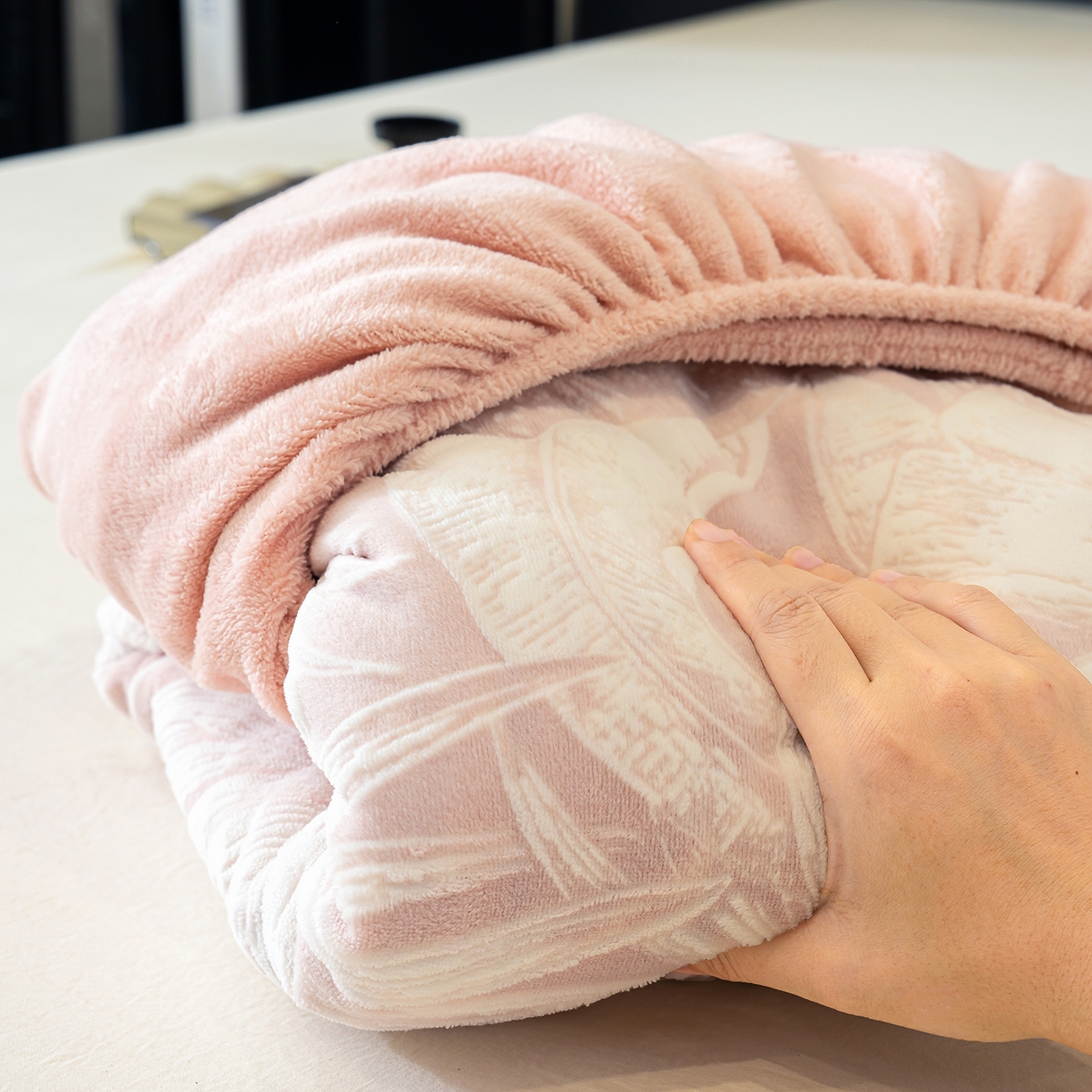 91家纺网 家纺一手货源 找家纺 鹿辉家居（原吉欧力） 2025新款牛奶绒雕花兔毛绒包边床笠 仲夏浪漫