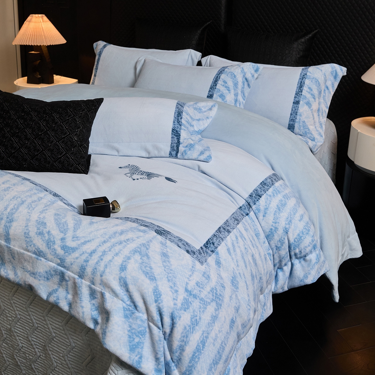 91家纺网 家纺一手货源 找家纺 新方向 2025新款240克全消光A类数码印花牛奶绒四件套床盖款-卡仑 卡仑-星月蓝