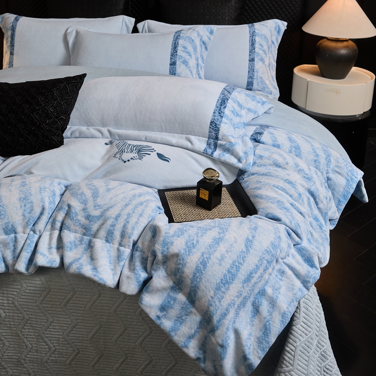 91家纺网 家纺一手货源 找家纺 新方向 2025新款240克全消光A类数码印花牛奶绒四件套床盖款-卡仑 卡仑-星月蓝