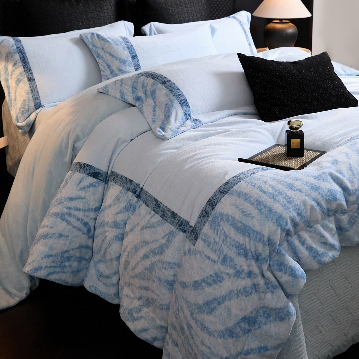 91家纺网 家纺一手货源 找家纺 新方向 2025新款240克全消光A类数码印花牛奶绒四件套床盖款-卡仑 卡仑-星月蓝