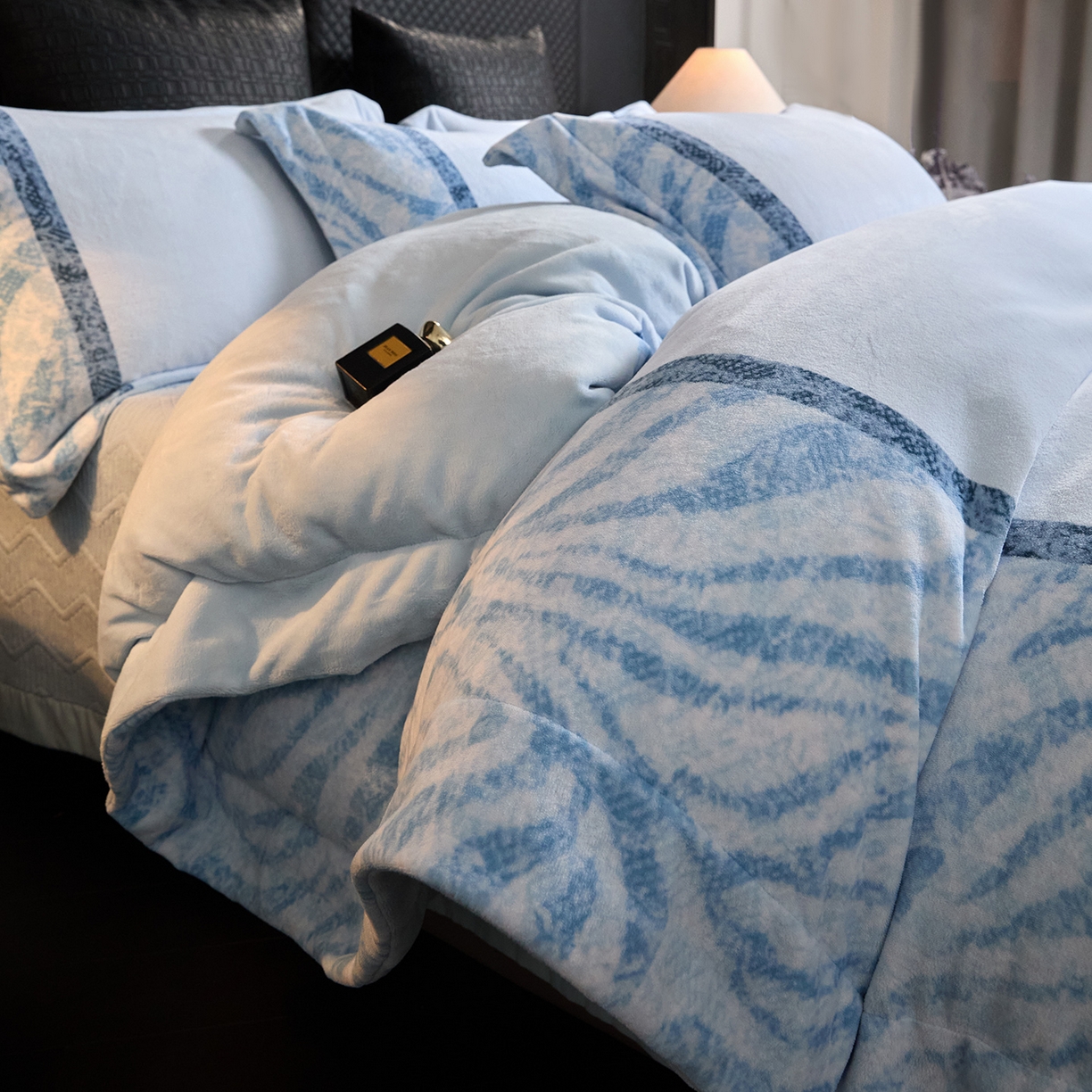 91家纺网 家纺一手货源 找家纺 新方向 2025新款240克全消光A类数码印花牛奶绒四件套床盖款-卡仑 卡仑-星月蓝