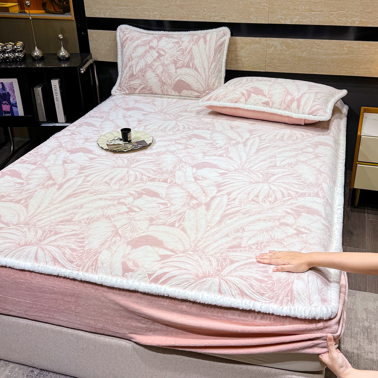 91家纺网 家纺一手货源 找家纺 鹿辉家居（原吉欧力） 2025新款牛奶绒雕花兔毛绒包边床笠 仲夏浪漫