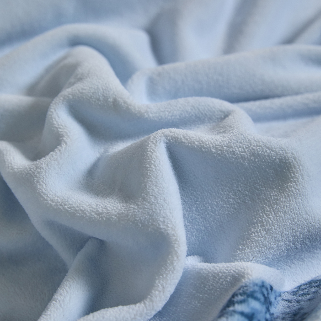 91家纺网 家纺一手货源 找家纺 新方向 2025新款240克全消光A类数码印花牛奶绒四件套床盖款-卡仑 卡仑-星月蓝