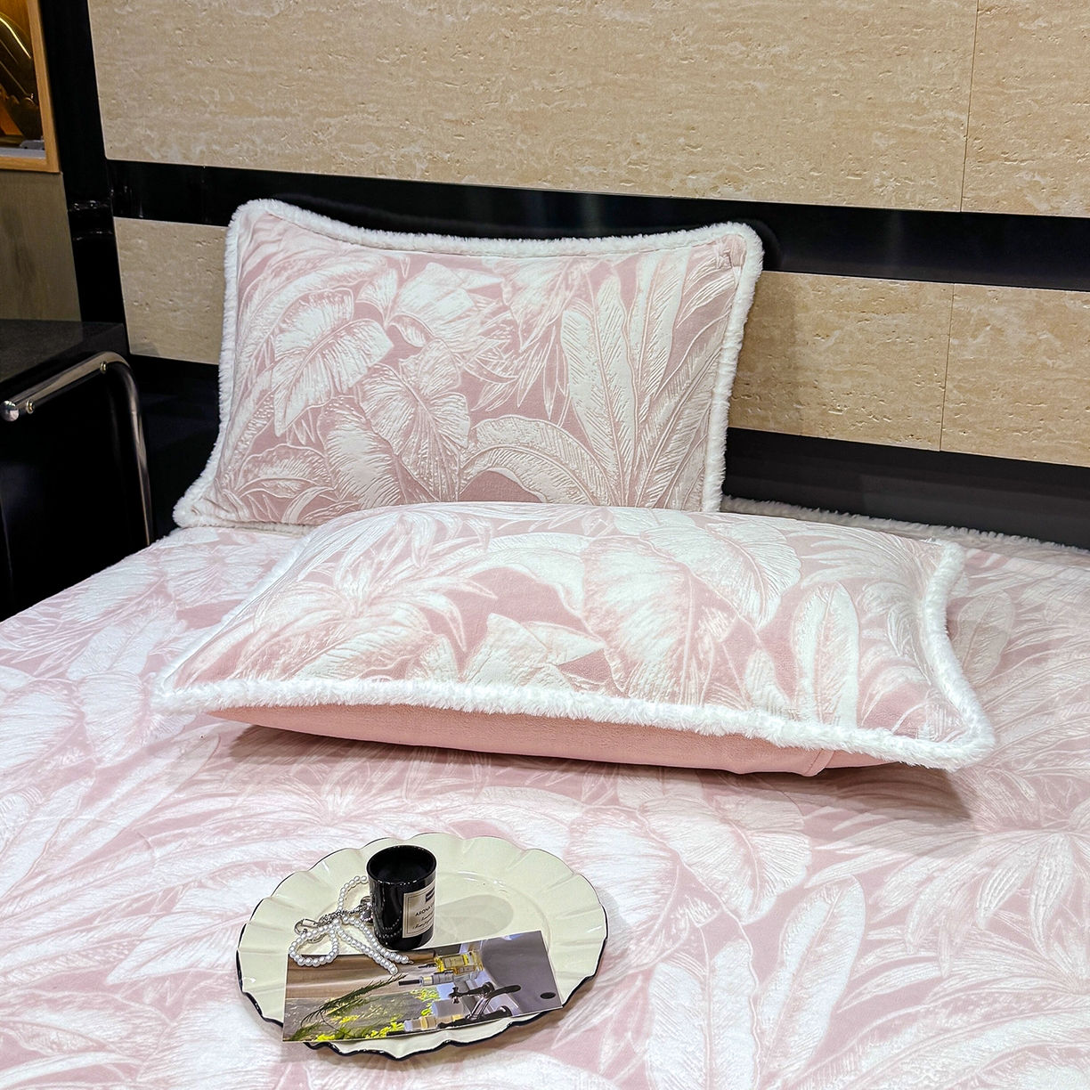 91家纺网 家纺一手货源 找家纺 鹿辉家居（原吉欧力） 2025新款牛奶绒雕花兔毛绒包边床笠 仲夏浪漫