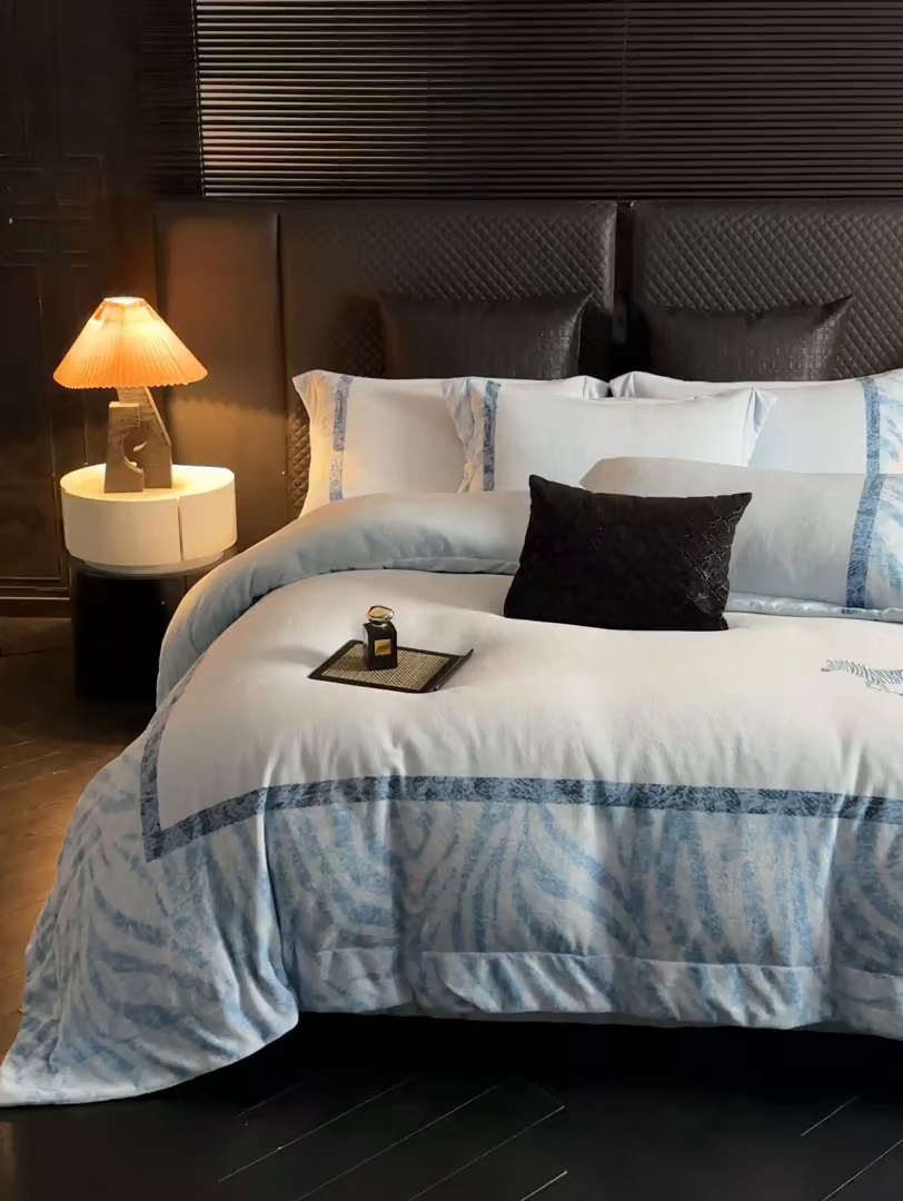 91家纺网 家纺一手货源 找家纺 新方向 2025新款240克全消光A类数码印花牛奶绒四件套床盖款-卡仑 卡仑-星月蓝