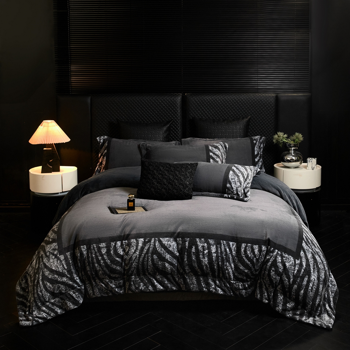 91家纺网 家纺一手货源 找家纺 新方向 2025新款240克全消光A类数码印花牛奶绒四件套床盖款-卡仑 卡仑-爵士灰