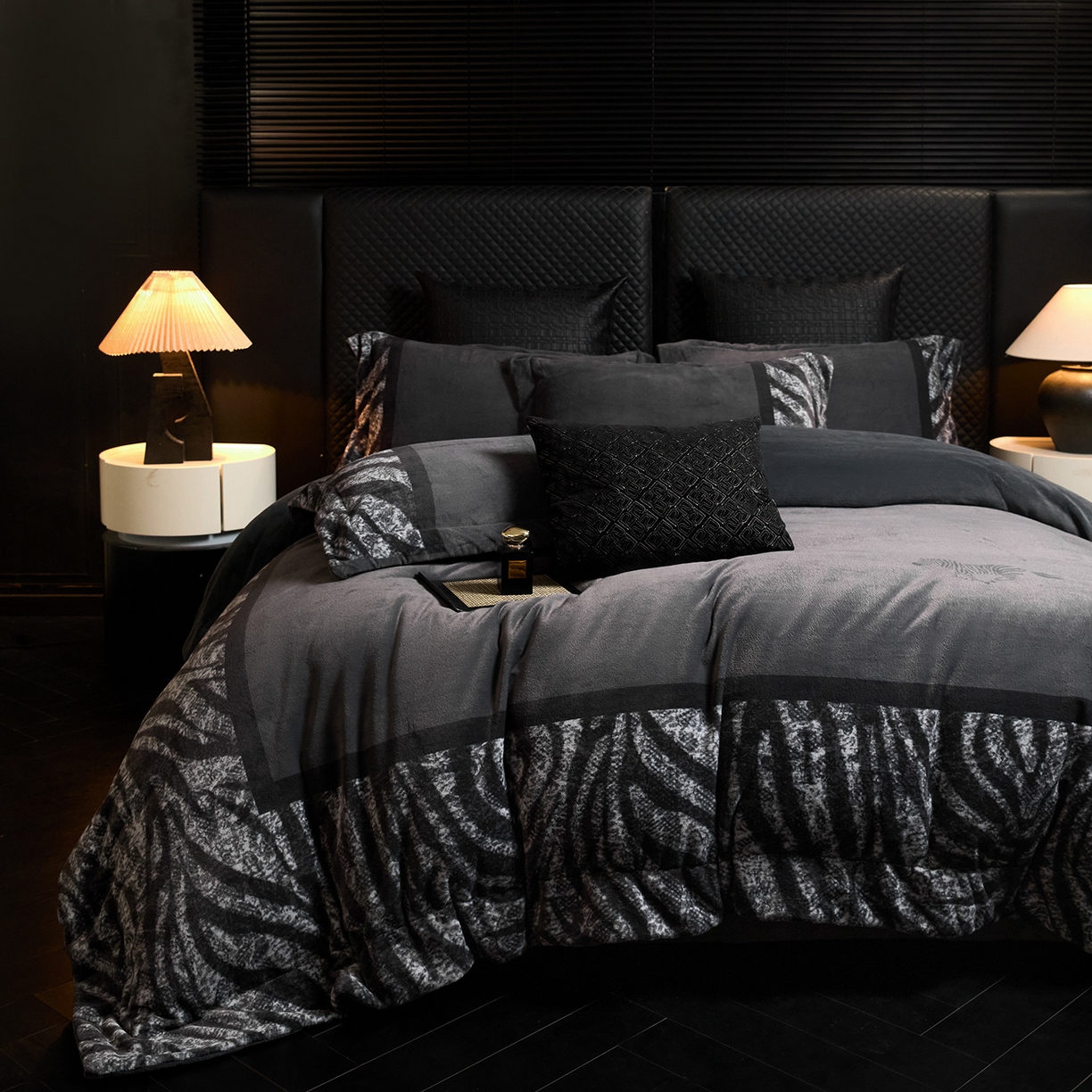 91家纺网 家纺一手货源 找家纺 新方向 2025新款240克全消光A类数码印花牛奶绒四件套床盖款-卡仑 卡仑-爵士灰