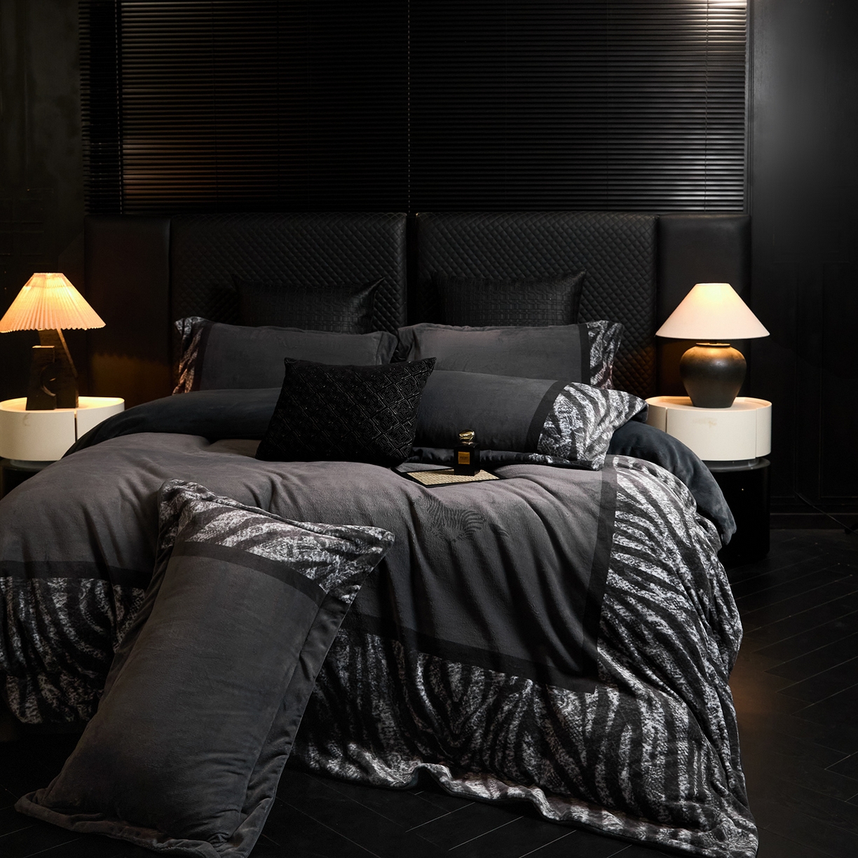 91家纺网 家纺一手货源 找家纺 新方向 2025新款240克全消光A类数码印花牛奶绒四件套床盖款-卡仑 卡仑-爵士灰