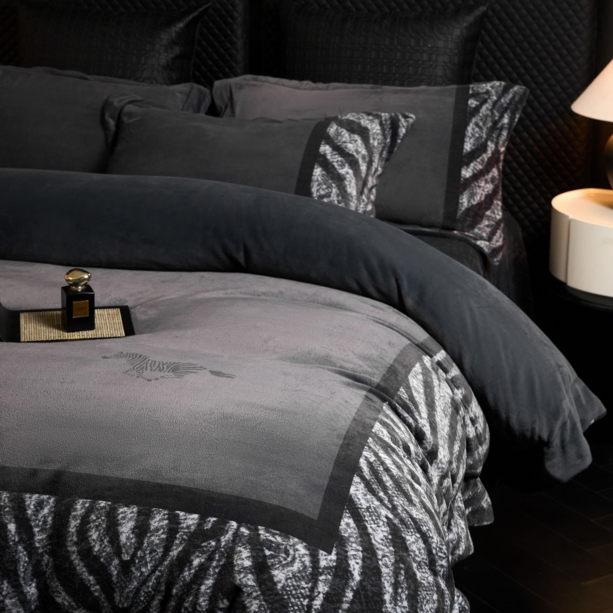 91家纺网 家纺一手货源 找家纺 新方向 2025新款240克全消光A类数码印花牛奶绒四件套床盖款-卡仑 卡仑-爵士灰