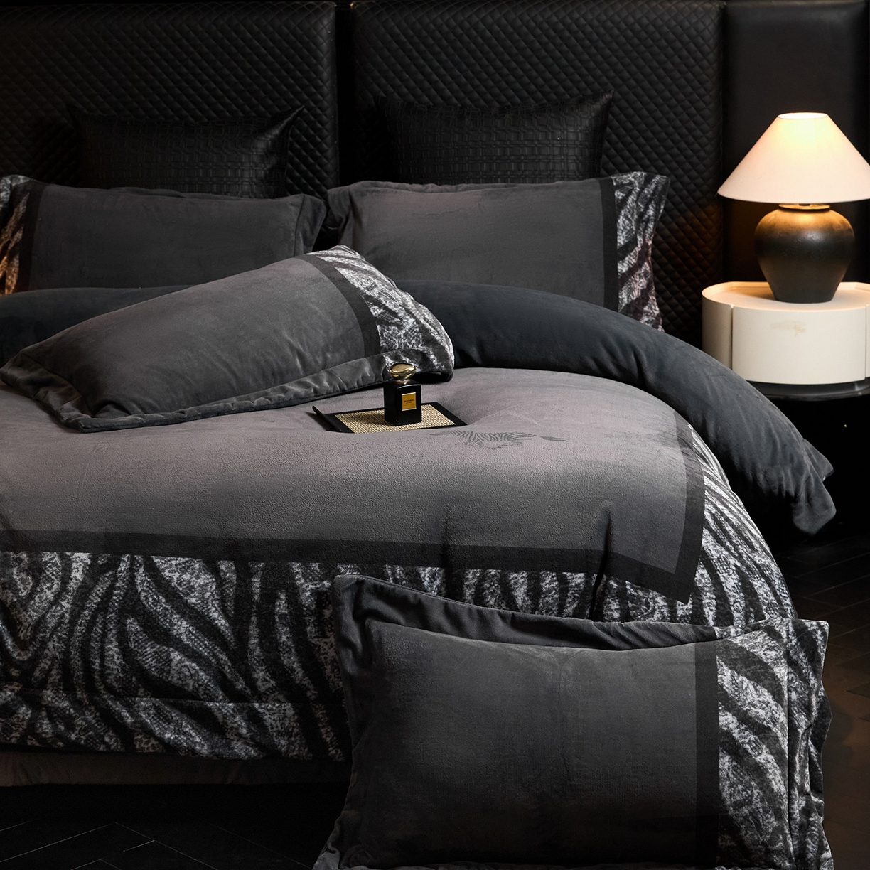 91家纺网 家纺一手货源 找家纺 新方向 2025新款240克全消光A类数码印花牛奶绒四件套床盖款-卡仑 卡仑-爵士灰