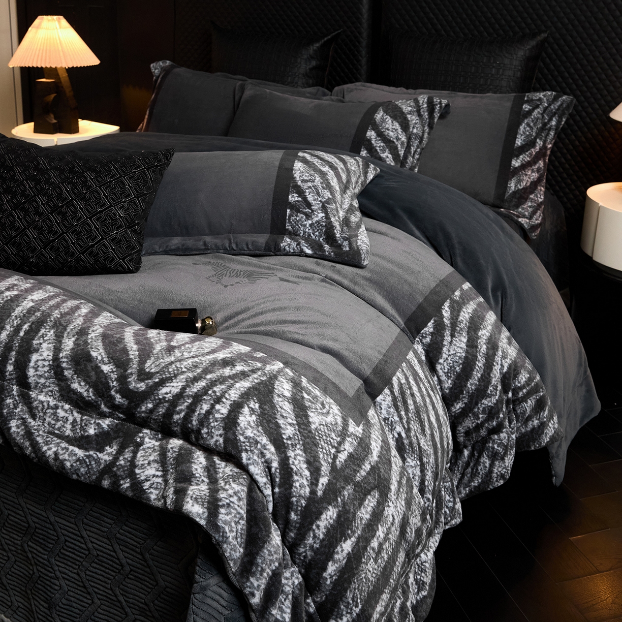 91家纺网 家纺一手货源 找家纺 新方向 2025新款240克全消光A类数码印花牛奶绒四件套床盖款-卡仑 卡仑-爵士灰