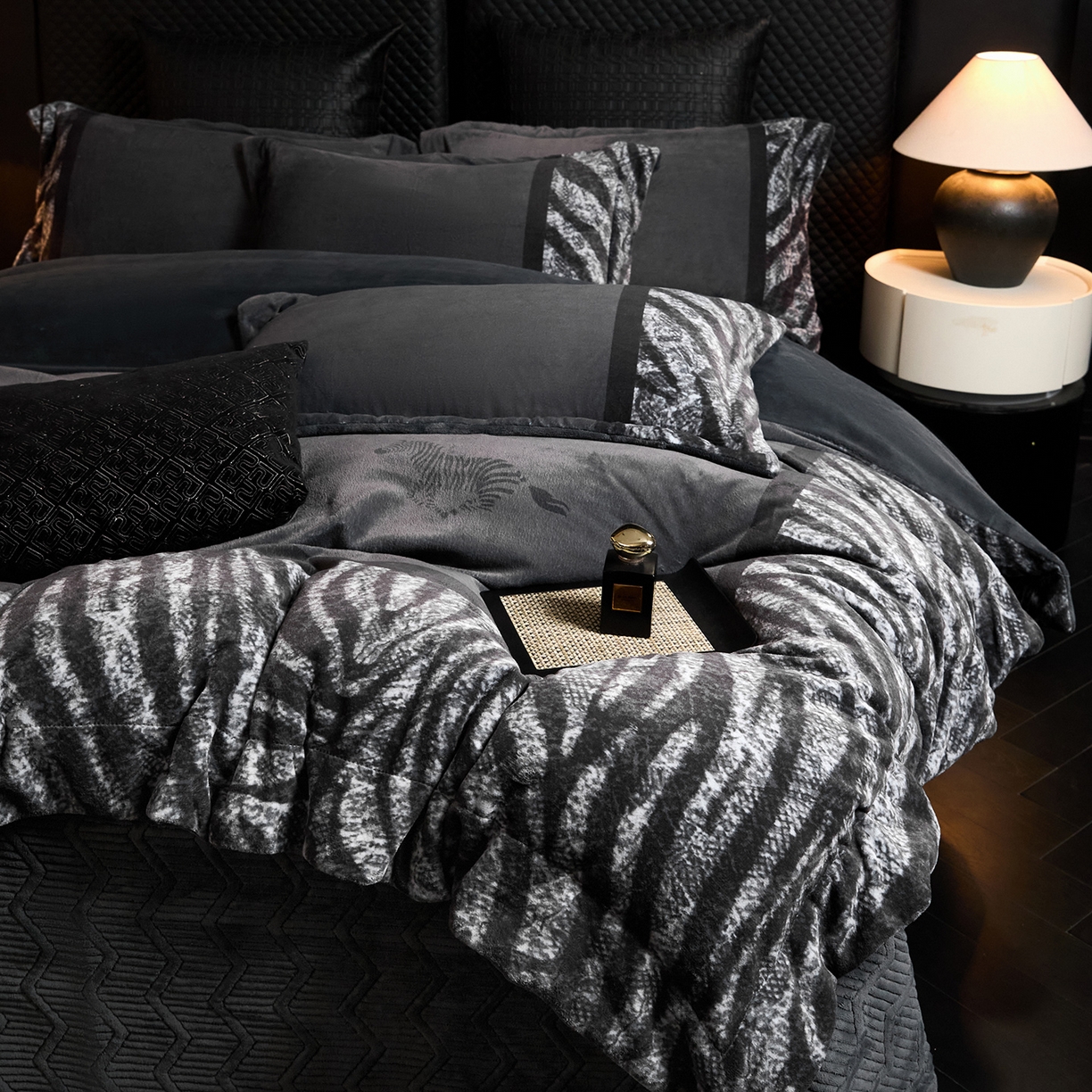 91家纺网 家纺一手货源 找家纺 新方向 2025新款240克全消光A类数码印花牛奶绒四件套床盖款-卡仑 卡仑-爵士灰