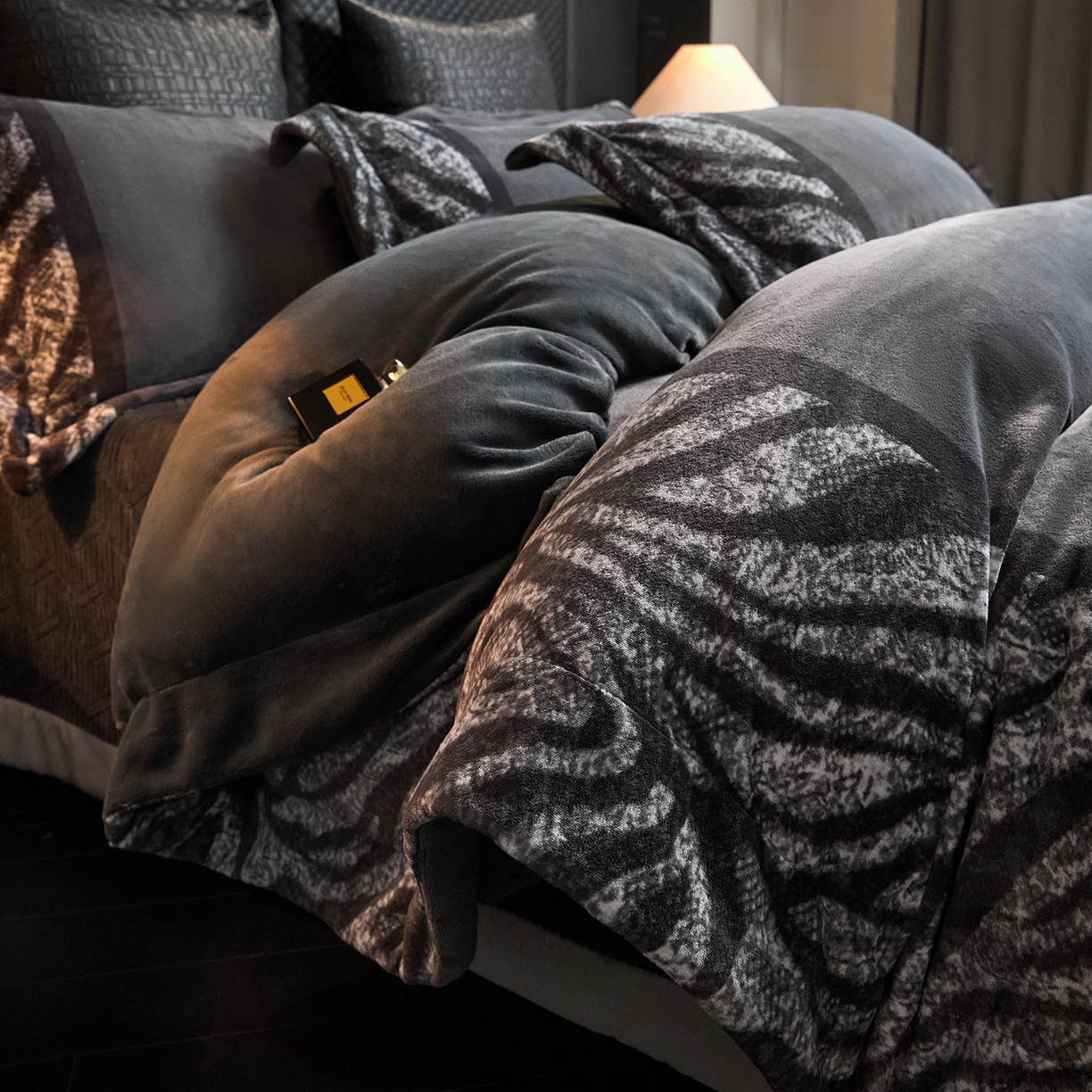 91家纺网 家纺一手货源 找家纺 新方向 2025新款240克全消光A类数码印花牛奶绒四件套床盖款-卡仑 卡仑-爵士灰