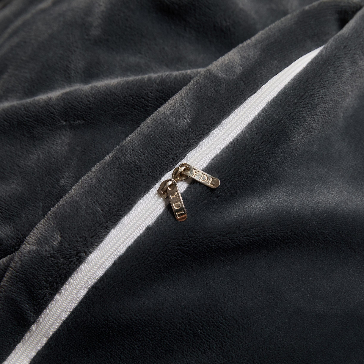 91家纺网 家纺一手货源 找家纺 新方向 2025新款240克全消光A类数码印花牛奶绒四件套床盖款-卡仑 卡仑-爵士灰