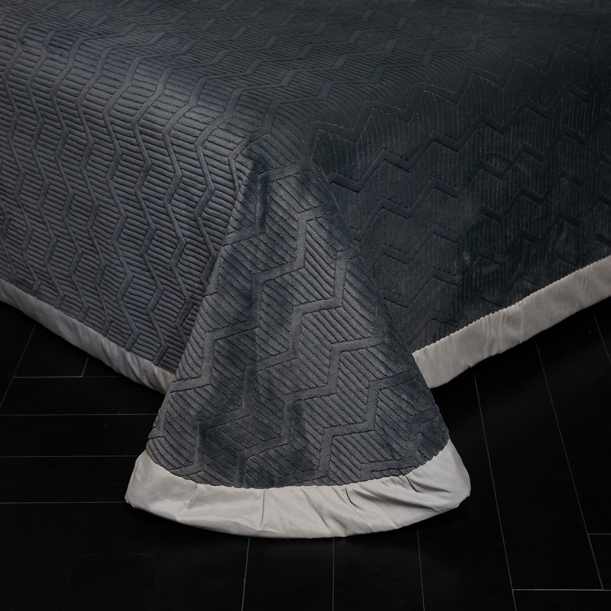 91家纺网 家纺一手货源 找家纺 新方向 2025新款240克全消光A类数码印花牛奶绒四件套床盖款-卡仑 卡仑-爵士灰