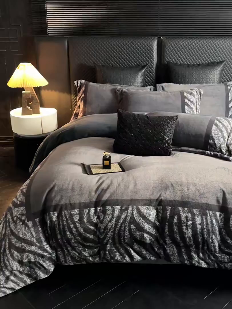 91家纺网 家纺一手货源 找家纺 新方向 2025新款240克全消光A类数码印花牛奶绒四件套床盖款-卡仑 卡仑-爵士灰