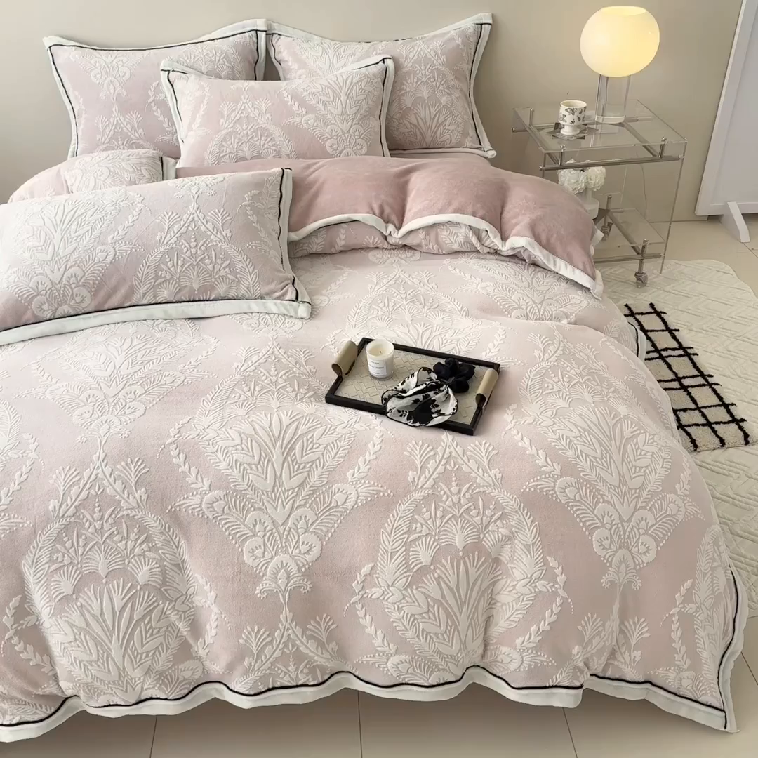 91家纺网 家纺一手货源 找家纺 （总）懒猫家纺 2025新款包边款雕花牛奶绒四件套