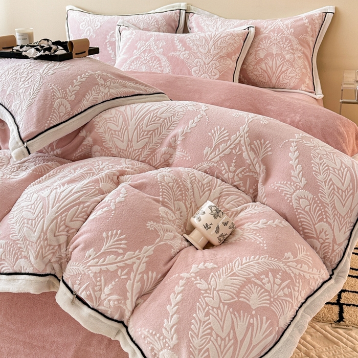 91家纺网 家纺一手货源 找家纺 （总）懒猫家纺 2025新款包边款雕花牛奶绒四件套