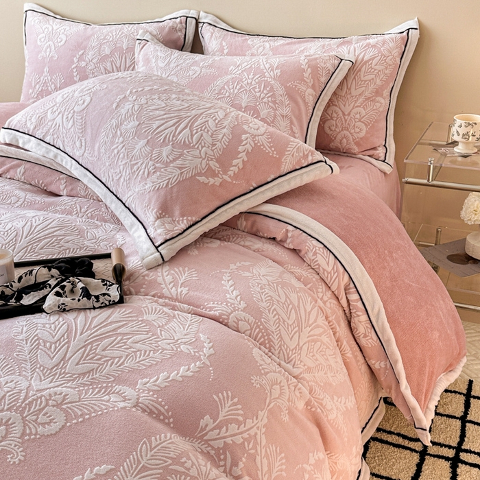 91家纺网 家纺一手货源 找家纺 （总）懒猫家纺 2025新款包边款雕花牛奶绒四件套