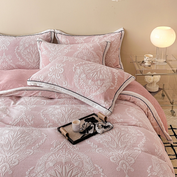 91家纺网 家纺一手货源 找家纺 （总）懒猫家纺 2025新款包边款雕花牛奶绒四件套