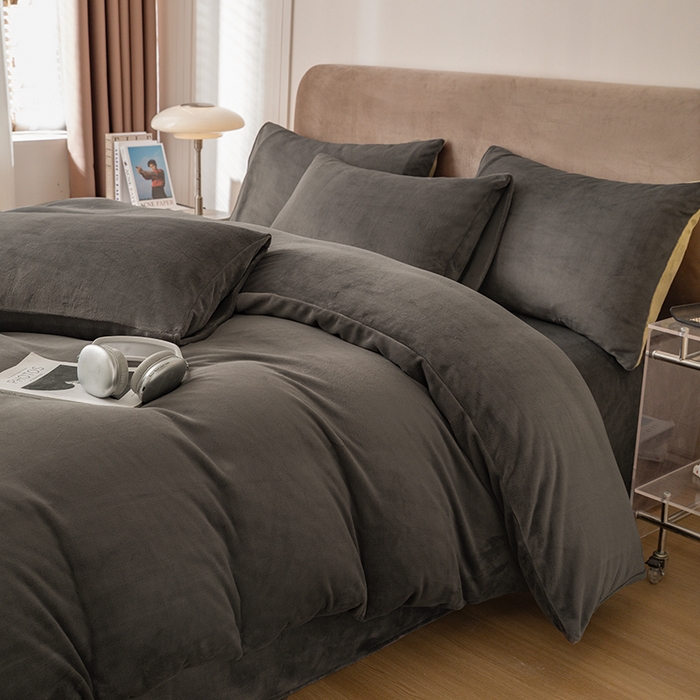 91家纺网 家纺一手货源 找家纺 大元 2025新款A类高克重素色双拼牛奶绒四件套 深灰