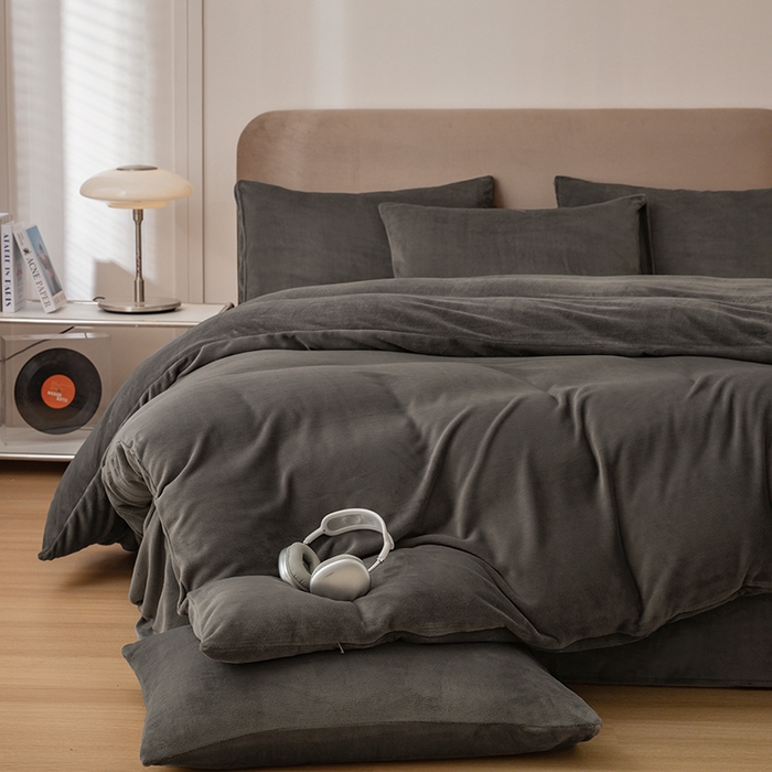 91家纺网 家纺一手货源 找家纺 大元 2025新款A类高克重素色双拼牛奶绒四件套 深灰