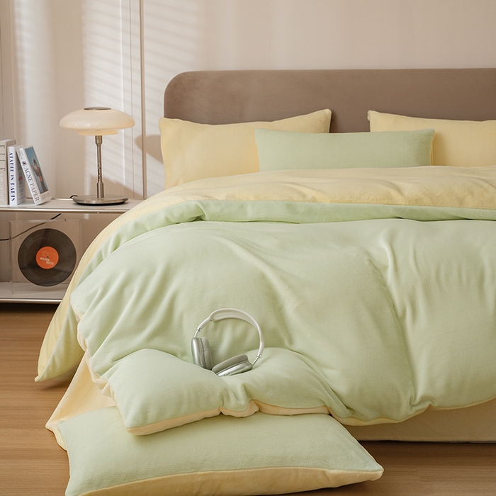 91家纺网 家纺一手货源 找家纺 大元 2025新款A类高克重素色双拼牛奶绒四件套 芽绿-奶黄