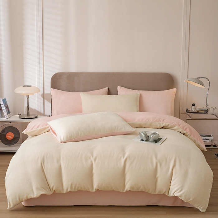 91家纺网 家纺一手货源 找家纺 大元 2025新款A类高克重素色双拼牛奶绒四件套 米白-桃粉
