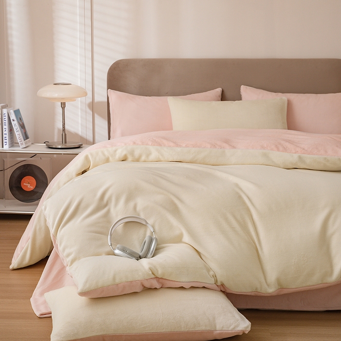 91家纺网 家纺一手货源 找家纺 大元 2025新款A类高克重素色双拼牛奶绒四件套 米白-桃粉