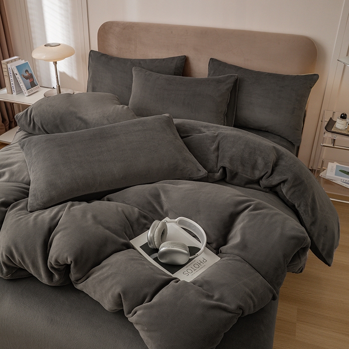 91家纺网 家纺一手货源 找家纺 大元 2025新款A类高克重素色双拼牛奶绒四件套 深灰