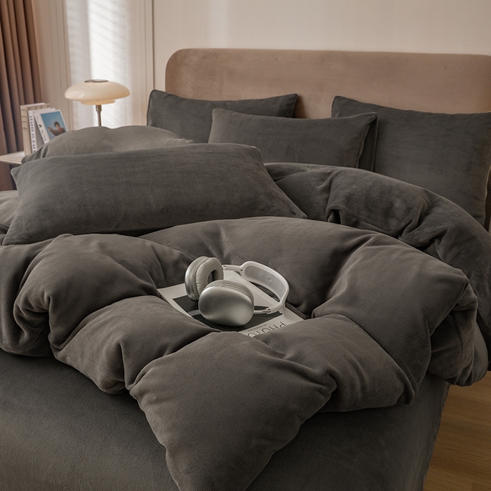 91家纺网 家纺一手货源 找家纺 大元 2025新款A类高克重素色双拼牛奶绒四件套 深灰