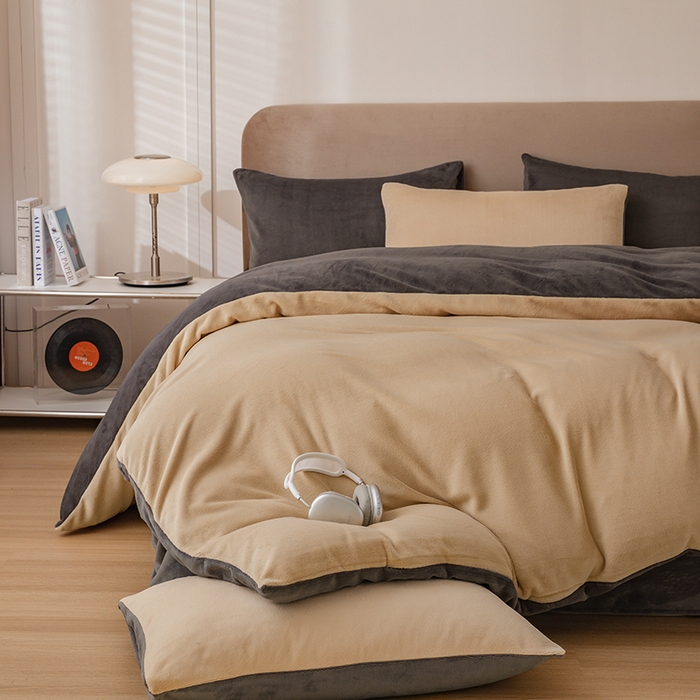 91家纺网 家纺一手货源 找家纺 大元 2025新款A类高克重素色双拼牛奶绒四件套 奶咖-深灰