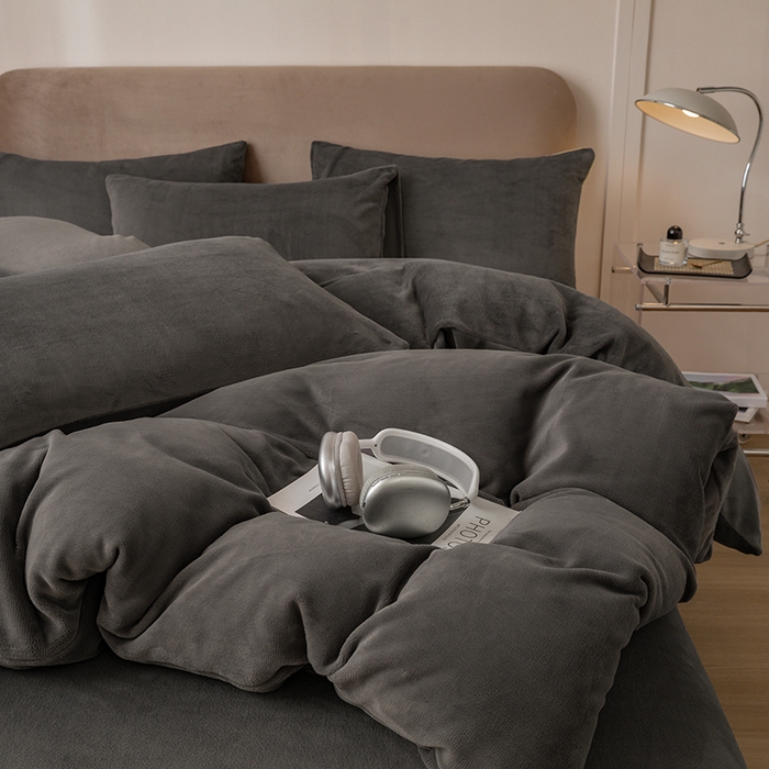 91家纺网 家纺一手货源 找家纺 大元 2025新款A类高克重素色双拼牛奶绒四件套 深灰