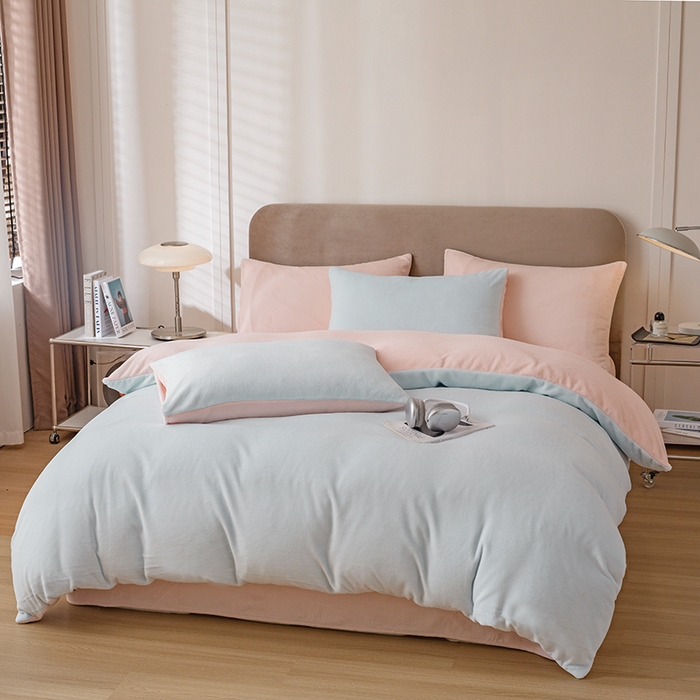 91家纺网 家纺一手货源 找家纺 大元 2025新款A类高克重素色双拼牛奶绒四件套 浅蓝-桃粉